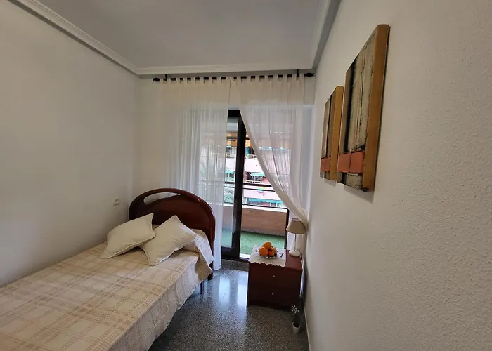 Habitación en casa particular Amistosa, Con Balcon, Alicante, Playa, Centro, Rambla, Mercado *